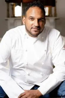 Michael Caines como: Ele mesmo