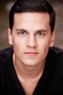 Aaron Sidwell como: Henry