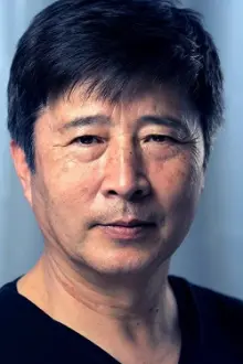 David Yu como: Dr. Ho