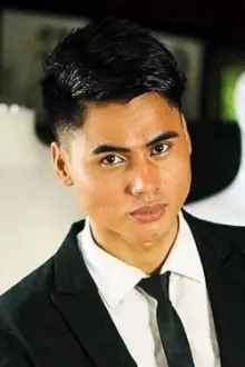 Marlon Marcia como: Lloyd Corpuz