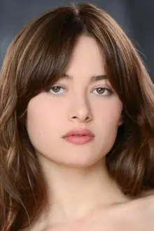 Chloe Avakian como: Lucy