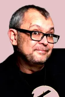 Arturo González-Campos como: Presentador