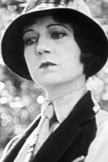 Peggy Montgomery como: Dolly Martin