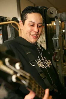 Paul Gray como: Bassist