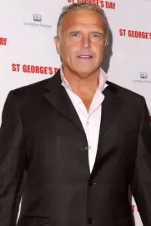 Tony Denham como: Patrick Cullen