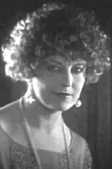 Helene Sullivan como: Marion Manners