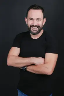 Murat Ergür como: Engin