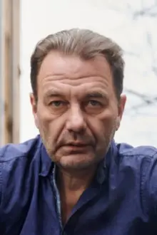 Andris Daugaviņš como: Ričards Eversons