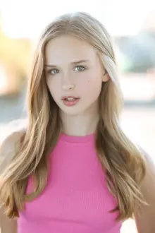 Peyton Amelia Feltham como: Sophie