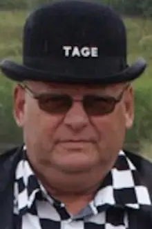 Tage B. Hansen como: Commentator