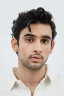 Zain Iqbal como: Ravi Singh