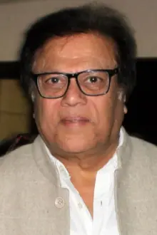 Rajeev Verma como: Mr. Eeshwar Singhaniya