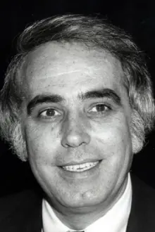 Tom Snyder como: Host