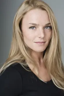 Zoe Barker como: Nikki Carter