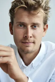 Mathias Bøgelund como: Oliver