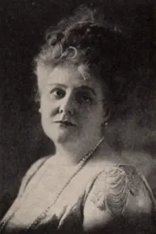 Dora Mills Adams como: Mrs. Peter Pett