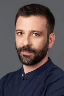 Daniel Neuman como: López