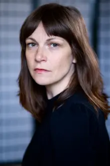 Charlotte Bohning como: Sylvia Nowak