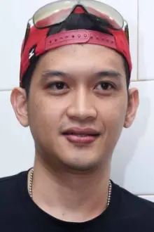 Rezky Aditya como: 