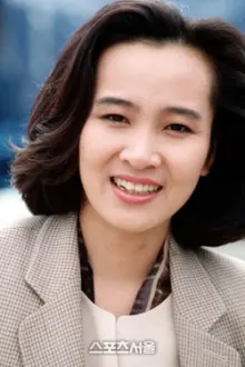 Kwon Jae-hee como: Mi-young, a nurse in the People's Army