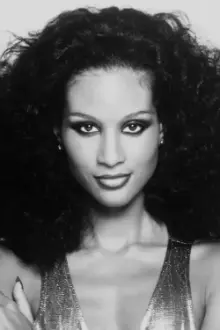 Beverly Johnson como: Dr. Anansa Linderby