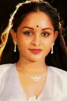 Sulakshana como: Lakshmi, Kumaresan's mother