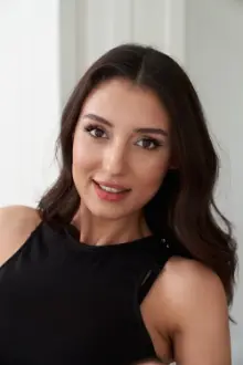 Nihayet Şahin como: Aybüke Yalçın