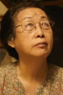 Li Hsiu como: Grandma