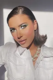 Malak Badawy como: منيرة