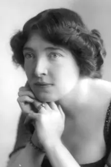 Irene Rooke como: Mrs. Maynard