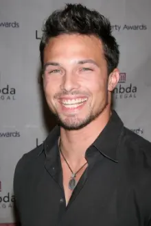 Ricardo Medina Jr. como: Cole Evans