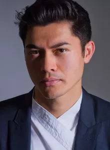 Foto de Henry Golding Foto de Henry Golding