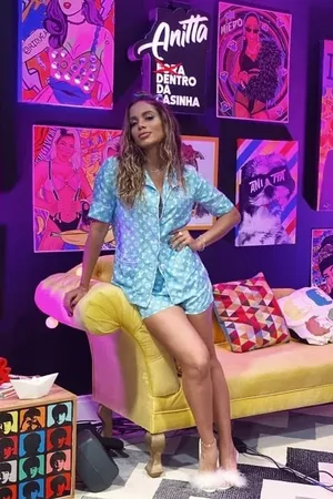 Anitta Dentro da Casinha